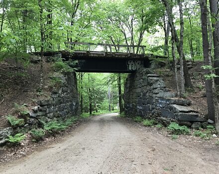 Mason Railroad Bridge over the rail trail. (photo © John Phelan via Wikimedia Commons)