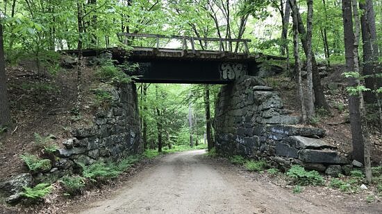 Mason Railroad Bridge over the rail trail. (photo © John Phelan via Wikimedia Commons)