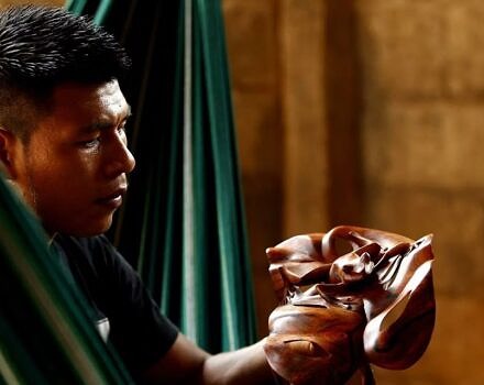 A Wounaan Carver (photo © Native Future)
