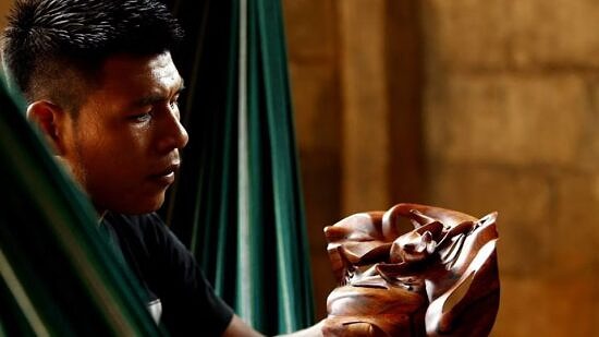 A Wounaan Carver (photo © Native Future)