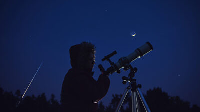 Winter star gazing with a telescope (photo © Astrosystem via Adobe)