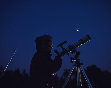 Winter star gazing with a telescope (photo © Astrosystem via Adobe)