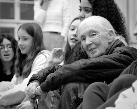 Jane Goodall sits with a group of students. (photo © Simon P. Haigermoser via the Flickr Creative Commons)